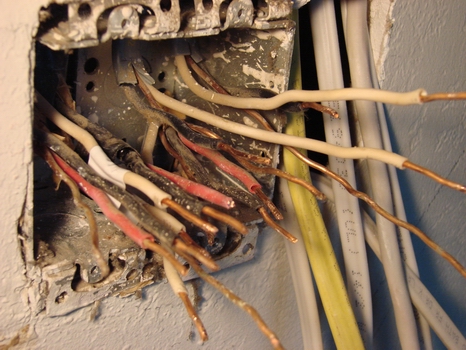 Industrial-electrician-troubleshooting-problem